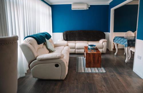 Seafarer's View - 6 bedroom townhouse in Cowes, parking & seaviews. - Photo 14