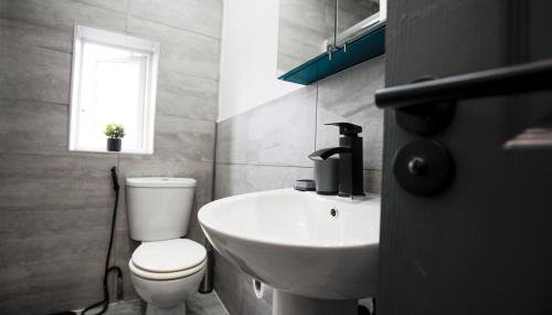 Dixon House, Sleeps 6, Free Parking, Long or Short Stays - by NMB Property - Foto 2