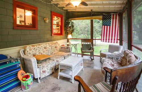 Harbert Cottage with Fire Pit Half Mile to Beach! - Foto 19