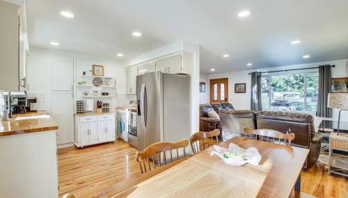 Charming Arlington Home with Hot Tub and Fenced Yard! - Foto 3