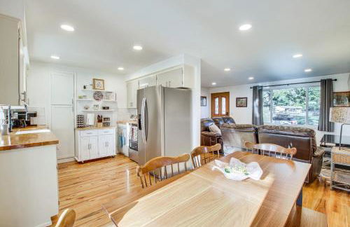 Charming Arlington Home with Hot Tub and Fenced Yard! - Foto 3