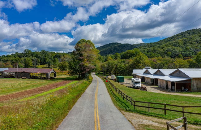 Moonshiner's Cabin Minutes From Two Wheels! - Foto 29