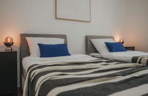 JOBOSTAYS - LINDEN Family Apartment Oldenburg - sehr geräumig 110m2 - Terrasse mit Gartenblick - voll ausgestattete Küche - 2 Bäder - Babybett - 10 Min zu Fuß zum Bahnhof - kostenloses WLAN - Parkplatz - kontaktfreier Check-In - Photo 18