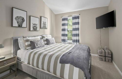 4BR Townhome, Close to Shops & Restaurants, 40 Mins to DC - Foto 17