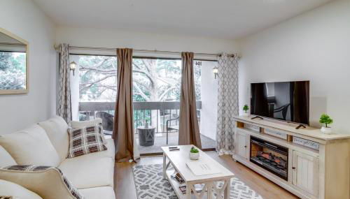 Chic Montgomery Condo with Balcony and Pool Access! - Foto 4