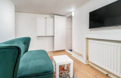 "FurnishedRentals Direct" WiggenHouse Stylish 3 Bedroom house Sleeps 8 with Free Parking, 2 Bathrooms, near to Watford High Street and Watford Football Stadium, Suitable for visiting Harry Potter Warner Bros Studio and London - Photo 6