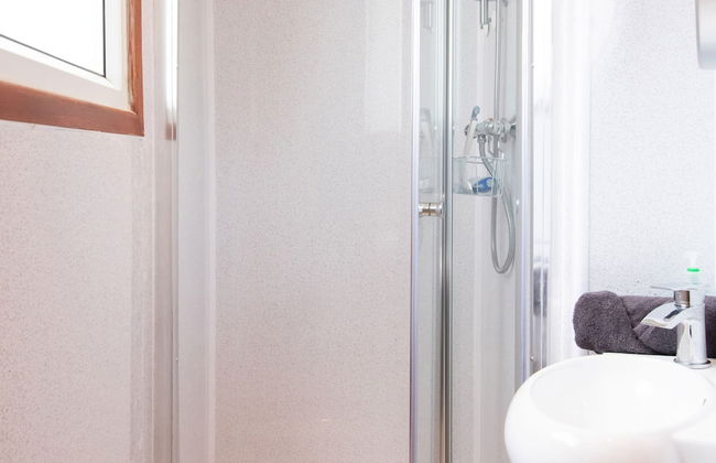 Beautiful Beachfront House wth Balcony Sea Views - Foto 44