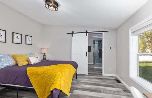 Lakefront Home with Dock Firepit & Private Deck - Foto 2