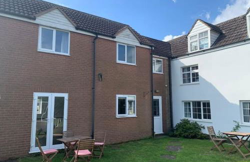 1 Bedroom annex, private bathroom, peaceful area - Photo 1