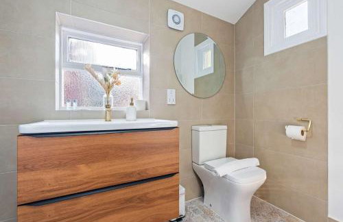 Charming and Spacious Home in Cradley Heath by 53 Degrees Property Sleeps 8 - Foto 28