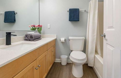 Pink playhouse sq near Progressive field & CSU - Photo 23