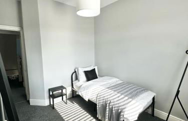 Large 5-Bedroom House in Salford-Free Parking-Sleeps 10 - Foto 16