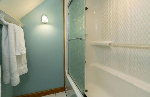 Luxury Lake House w Dock & Game Room - Photo 50