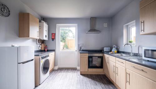 Stunning Home Ideal for comfort by Our Home Short Stays Free parking fast Wi-Fi and plenty of shops and eating options close by - Foto 4, stove, dishwasher, pet friendly, toaster, minibar