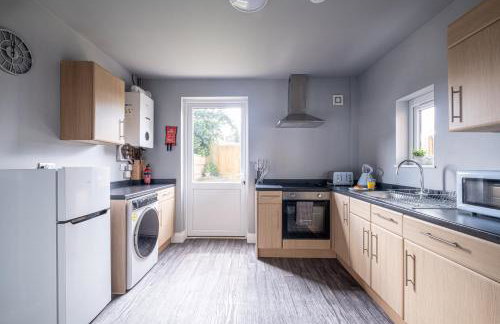 Stunning Home Ideal for comfort by Our Home Short Stays Free parking fast Wi-Fi and plenty of shops and eating options close by - Foto 4