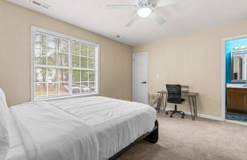 Spacious 3BR Retreat Perfect for Groups Near Downtown - Foto 18