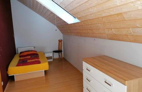 Ferienhaus Stein, TOP Monteurwohnung, sehr groß, 4 Einzelzimmer, Doppelzimmer, Übernachtung bis zu 8 Personen möglich - Foto 5