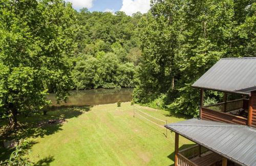 Astounding River View - Outdoor Hot Tub, Volleyball Net, Game Room + More! - Foto 1