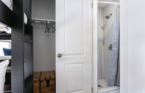 Enjoy Stylish 3BR Apt Sleeps 6 with Free Parking - Foto 21