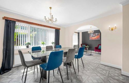 Lovely Greater MCR Family Home by City SuperHost - Photo 6