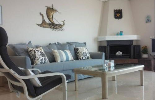 Overlooking the blue sea - Foto 6