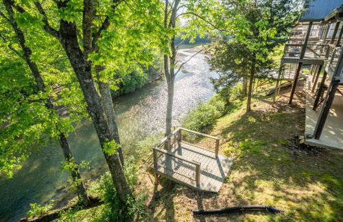 River Lodge Escape with Hot Tub - Foto 45