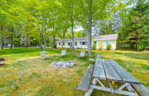 Waterfront Torch Lake Cottage with Dock and Fire Pit! - Foto 24