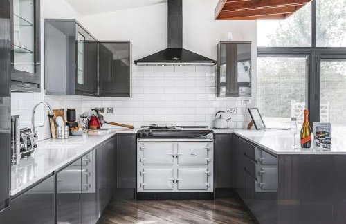 PRIVATE LUXURY BARN IN ITS OWN 0.75ACRES - Photo 4