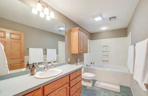 Game Room and Large Yard Vinita Farmhouse! - Foto 17