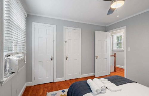 Charming Townhouse Retreat by CozySuites - Foto 11