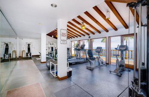 10-Star Property! Premium Ocean Views, Immaculate Corner Condo with Fireplace, New Golf Cart - Foto 37