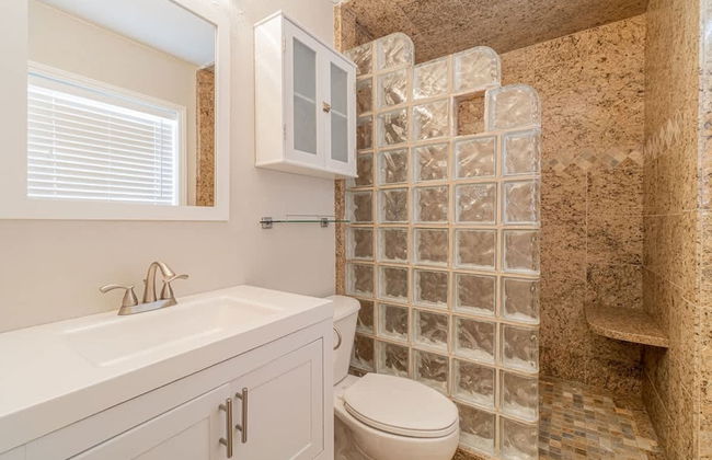 Vibrant Boho Family Home 3 Bed Pet Friendly UNR - Photo 8