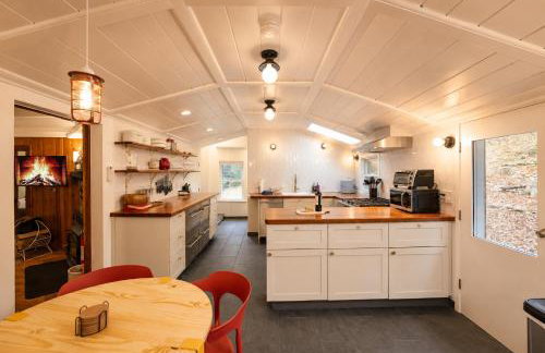 Creek, Sauna, Hot Tub, Fire Pit & Pet-Friendly - Photo 11