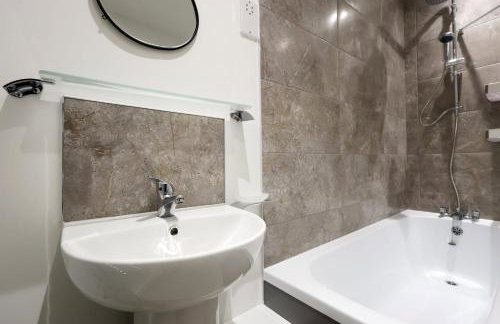 Modern Comfort Near Castle St with WiFi & Parking! - Foto 41