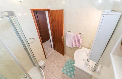 2 Bedroom Lovely Apartment In Kustici - Foto 12
