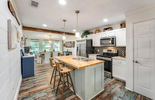 Walk to Boat Ramp Newly Remodeled Seadrift Home! - Foto 2