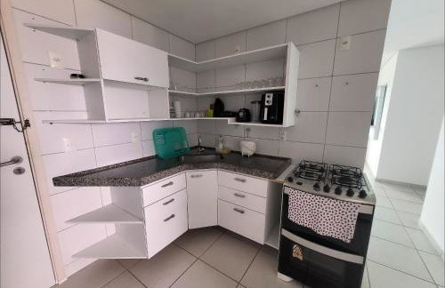 Confortável apartamento com 2 quartos, sendo um suíte, varanda, ampla sala, cozinha área de serviço e banheiro social - Foto 28