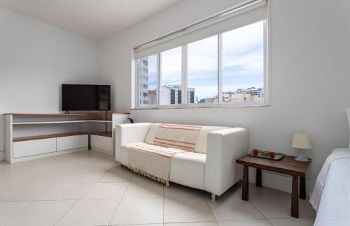 32-COP · CurtaCopacabana: Studio funcional com tudo embaixo - Foto 1