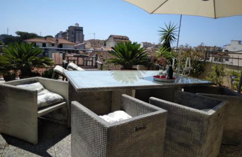 IL NIDO BY LUISA - Beautiful Terrace - Near the Station - Foto 1