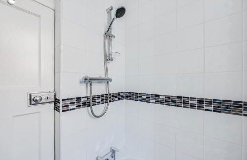 Charming Detached Bungalow - Close to Town Centre - Driveway Parking, Self-Check-In, Fast WiFi and Garden by Yoko Property - Photo 6