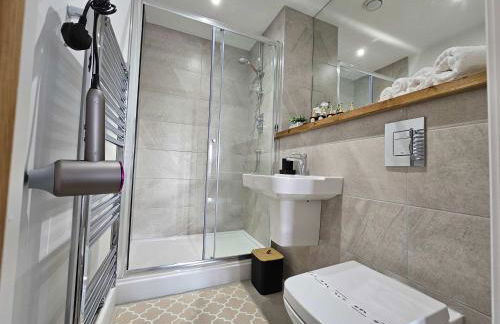 Leeds City Centre 2BR Apartment - Luxury Stay with Private Terrace - Foto 26