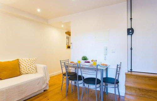 JOIVY Cosy 1-bed flat w/balcony in Alfama, moments from the Port - Foto 21