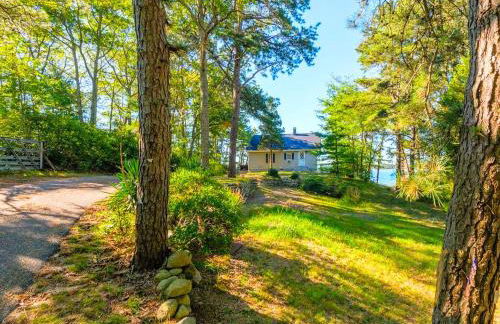 Gorgeous Waterfront Cottage with Luxurious Hot Tub for a Weekend Getaway near Cape Cod, Massachusetts - Foto 15