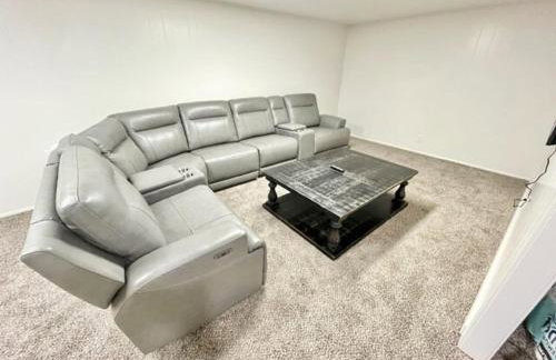 Newly Renovated Home w Garage Near Old Town - Foto 18