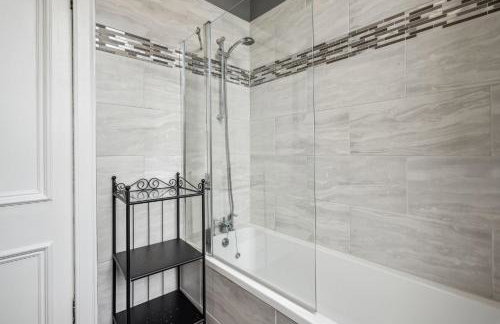 A two bedroom apartment - Victorian Villa at 8 Priestfield Road - Foto 8