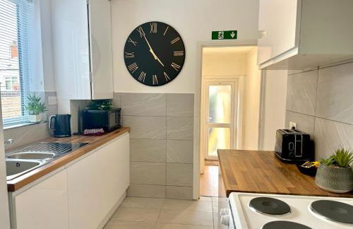 Central 4 Bed Home, FreeParking, 5TVs, Superfast WiFi - Photo 12