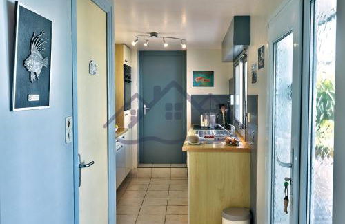 LocaLise - M3A La Maison du pêcheur au Guilvinec - Chambres vue mer - A 20m de la mer située à la pointe de Men Meur - Tout à pied, plage, port, centre, commerces, marché - Wifi inclus - Linge de lit inclus - Jardin clos - En option , ménage et serviettes - Foto 8