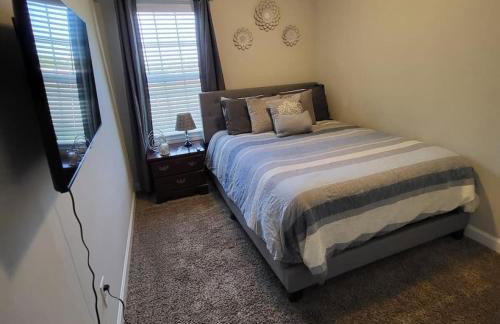 Large 3 bedroom Downtown Parking - Photo 10