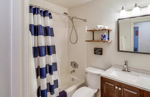 Near Woodland Lake Park Home with Fire Pit! - Foto 18