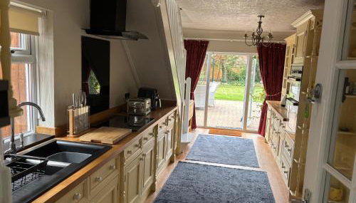 The Corner House, 36, Broadway Road, - Foto 2